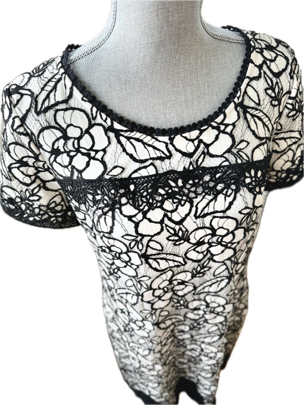 Karl Lagerfeld B/W Floral Lace Short Sleeve Shift Dress
